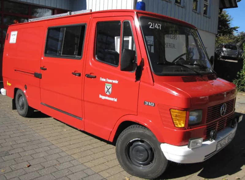Zwei Tragkraftspritzenfahrzeuge